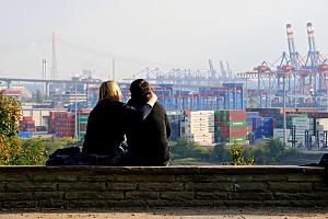  Liebespaar im Rosengarten an der Elbchaussee - Blick auf die Hafenanlagen, Container und Containerbrcken im Hamburger Hafen. Bilder von Hamburg OTTENSEN, Bezirk Hamburg ALTONA. Ottensen wurde 1310 (als Ottenhusen) erstmals urkundlich erwhnt, seine Grndung geht aber auf die Zeiten des frnkischen Reiches zurck und soll in etwa zeitgleich mit der Grndung der Hammaburg gewesen sein: Als Folge des Deutsch-Dnischen Kriegs (1864) wurde es 1866 Teil der preuischen Provinz Schleswig-Holstein. In der Folge entwickelte sich Ottensen zu einem bedeutenden Industriestandort Norddeutschlands, nicht zuletzt, weil es seit 1867 im Wirtschaftsgebiet des Deutschen Zollvereins lag, Altona und Hamburg jedoch nicht. Auf einer Flche von 2,8 km leben jetzt ca. 32 000 Menschen im Stadtteil Ottensen.