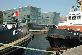 0206 Schlepper Michel vor Hamburg Neumhlen - Glasgebude am Hafenrand - Fotos Hamburgs Architektur.