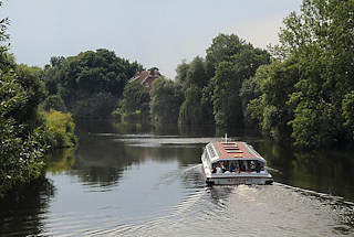 7700 Fahrgastschiff auf der Doveelbe / Hamburg Reitbrook. Rundfahrt durch den Bezirk Bergedorf.