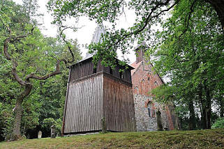 4662 Hlzerner Glockenturm der Sinstorfer Kirche - Denkmalschutz in Hamburg - Kirchenbau der historischen Sinstorfer Kirche.