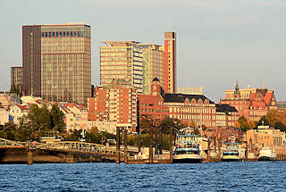 6284 Panorama der Hansestadt Hamburg / St. Pauli - Hochhuser und alte Hamburger Architektur am Elbhang - re. die St. Michaeliskirche - Hamburgs Wahrzeichen, auch MICHEL genannt.