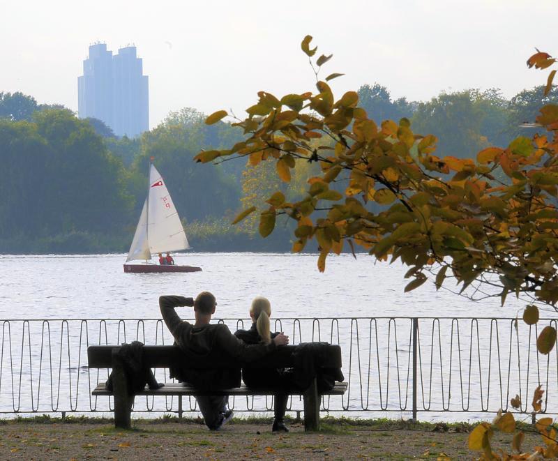 Bilder aus den Hamburger Stadtteilen und Bezirken - Fotos aus Hamburg UHLENHORST, Bezirk Hamburg NORD. Das Gelnde der Uhlenhorst – frher sumpfige Wiesenlandschaft – musste zunchst aufgeschttet werden, bevor es bebaut werden konnte. Der Hofwegkanal, der Winterhuder Kanal und der erste Abschnitt des Osterbekkanals wurden zur Entwsserung angelegt. Auf einer Flche vo 2,2 km leben ca. 15 000 Einwohner.