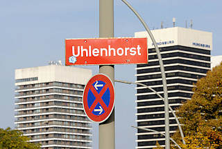 0070 Stadtteilschild UHLENHORST an einem Laternenpfahl - Stadtteilgrenze; im Hintergrund Hochhuser am Mundsburg.
