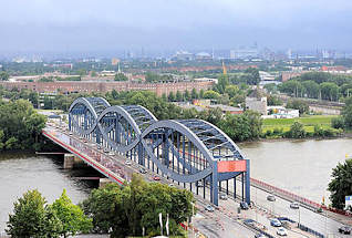 5906 Blick auf die Norderelbbrcken - Strassenbrcke ber die Elbe bei Hamburg Veddel. Im Hintergrund die typische Veddeler Architektur der 1920er Jahre - Klinkerwohnblocks.