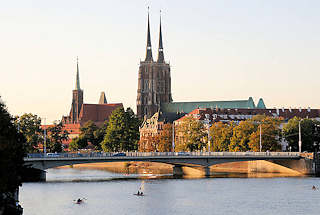 9884 Dominsel in der Oder zu Wroclaw, Beslau - Trme der Kirchen; lks. die Heiligkreuzkirche - rechts die Trme der Johanneskathedrale ( Katedra sw. Jana Chrziciela )