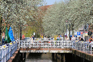 1775 Kunstvolle Brcke ber das Fleth in Buxtehude - blhende Bume, Sonnenschein.