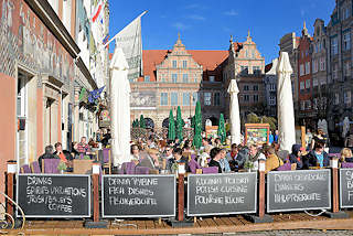 0151 Touristen auf der Danziger Strasse Langer Markt sitzen in Cafes und Restaurants im Freien - im Hintergrund  das Grüne Tor an der Mottlau.