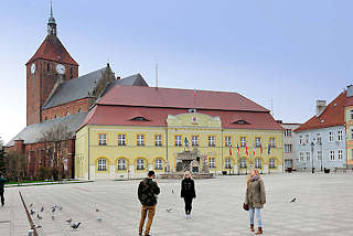 4520 Marktplatz von Darłowo / Rügenwalde, Polen; Rathaus  und gotische Marienkirche - Touristen fotografieren sich auf dem Platz.