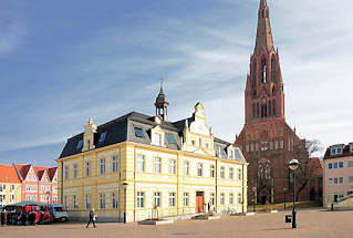 7301 Rathaus und neugotische Kirche St. Bartholomaei in der Hansestadt Demmin.