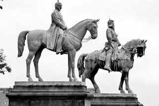 190_1177 Reiterstandbilder Kaiser Barbarosse Friedrich I. und Kaiser Wilhelm I. in Goslar vor der Kaiserpfalz.