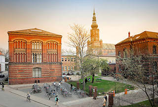 3764 Universitätsgebäude - Backsteinarchitektur in der Hansestadt Greifswald; im Hintergrund der Turm vom St. Nicolai Dom.
