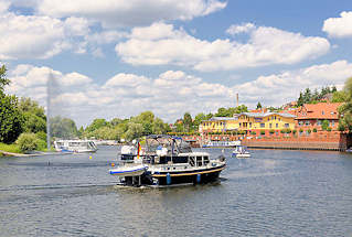 2863 Blick zur Hafenpromenade und Yachthafen der Hansestadt Havelberg - Sportboote, Motorboote fahren ein.