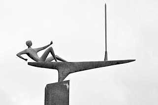 3891-2 Skulptur Der Segler von Karlheinz Goedtke am Kieler Hafen, Bronze 1962.