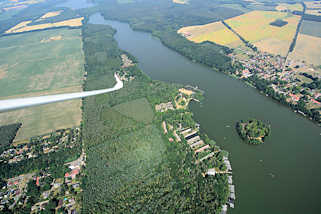 2650 Flug mit dem Segelflieger über die Kyritzer Seenkette - die Seen sind eine 22 km lange eiszeitliche Schmelzwasserrinne, vor ca. 20 000 Jahren entstanden. Blick über den Klempowsee und den Untersee.