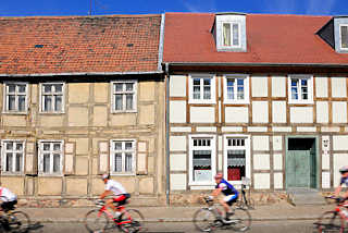 6590 Fachwerkhäuser alt + neu - Rennradfahrer; Johann-Sebastian-Bach-Strasse in Kyritz.