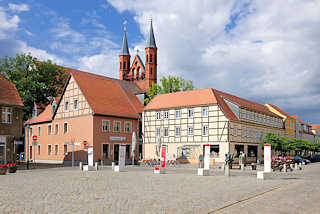 6632 Marktplatz von Kyritz - historische Fachwerkhäuser - Kirchtürme der St. Marienkirche.
