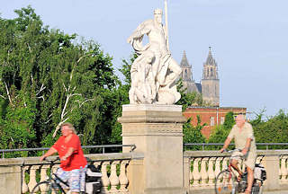 3832 Zollbrücke in Magdeburg - Brücke über die Zollelbe - allegorische Skulpturen; Bildhauer Emil Hundrieser; im Hintergrund die Türme vom Magdeburger Dom.