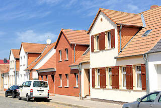 3790 Einzelhäuser mit unterschiedlicher Fassadengestaltung - alt + neu; Fotos aus der Hansestadt Osterburg. 