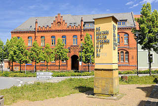 3792 Backsteinarchitektur Neogotik in Osterburg - Gebude, Sitz vom Arbeitsamt; Erinnerungsstelle Aufschrift: DIE MENSCHEN MSSEN SPRECHEN - NICHT DIE WAFFEN. 