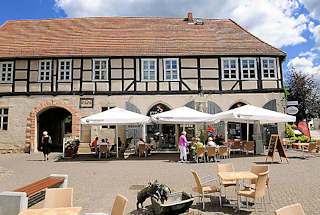 4664 Fachwerkgebude - Reste des St. Annen Klosters in Perleberg, jetzt Restaurant mit Aussengastronomie.