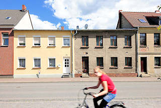 4733 Neu + Alt; restaurierte Gebäude neben verfallenem unrestauriertem Wohnhaus - Architektur in Perleberg.