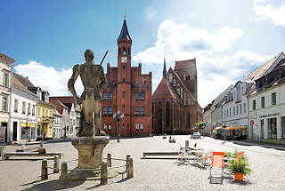 4788 Rolandstatue, Rathaus und St. Jakobi Kirche / Kirchplatz in Perleberg, Brandenburg