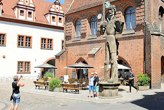 3421 Skulptur Roland in der Hansestadt Stendal - Rolande sind mittelalterliche Rechtssymbole, die als Zeichen der Rechte und Freiheiten der Städte auf ihren Marktplätzen standen.
