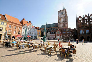 3867 Alter Markt - norddeutsche Backsteingotik - Rathaus u. Nikolaikirche  Hansestadt Stralsund; Café mit Tischen in der Sonne auf dem Strassenpflaster.