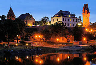 3579 Blaue Stunde - Blick ber die Tanger zum Tangermnder Burg / Schoss; ursprnglich 925 erbaut - historischer Wiederaufbau 1902.