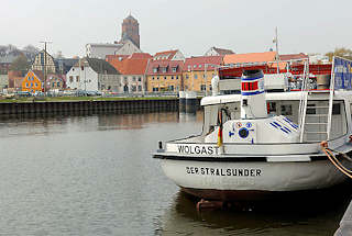 3968 Museumshafen Wolgast - Fahrgastschiff Der Stralsunder am Kai - im Hintergrund das Hafenpanorama von Wolgast und dem Kirchturm der Petrikirche.