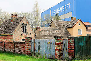 4000 Grundstück mit Einzelhaus - Ziegelmauer mit Holztor - Werftgebäude der Peene-Werft.