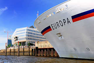 3753 Schriftzug des Kreuzfahrtschiff EUROPA am Liegeplatz im Hamburger Hafen - Terminal Hafencity.