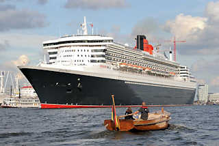 8560 Die Queen Mary 2 hat eine Lnge von 345m und eine Breite von 41m; das Passagierschiff hat eine Besatzung von 1253 und kann ca. 3000 Passagiere an Bord nehmen.