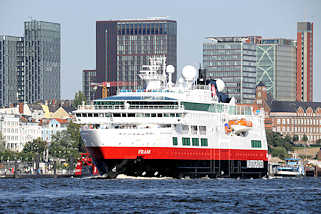 8922 Das Kreuzfahrtschiff FRAM läuft aus dem Hamburger Hafen aus - im Hintergrund Hochhäuser von Hamburg St. Pauli.
