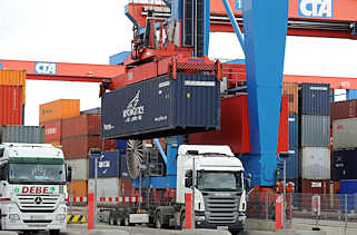 0259 Portalkran mit Container und Sattelkraftfahrzeug