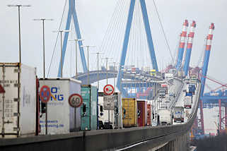 2711 Auffahrt zur Köhlbrandbrücke in Hamburg Steinwerder - Lastwagen auf der Brücke - Containerkräne im Hintergrund.