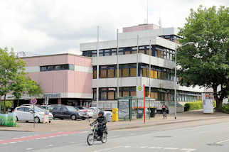 1001 Architektur der 1970er Jahre - Rathaus von Barsbttel.