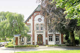 1029 Historisches Landwirtschaftsgebäude - geschnitzter Giebel, jetzt Gewerbenutzung und Wohnraum - Hauptstraße von Barsbüttel.