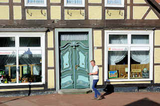 7280 Geschft in der Breiten Strae von Bleckede - Fachwerkhaus mit Schmucktr; Schnitzereien.