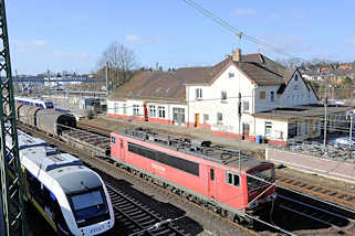 4734 Bahnhof in Buchholz in der Nordheide - Lokomotive, Güterzug in Fahrt.