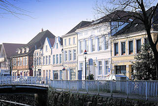 3961 Historische Bürgerhäuser in Buxtehude am Fleth; Wohnhäuser unterschiedlicher Baustile.