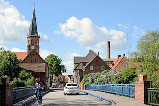 7303 Brcke ber die Dove Elde in Dmitz - Stadtkirche / Johanneskirche.