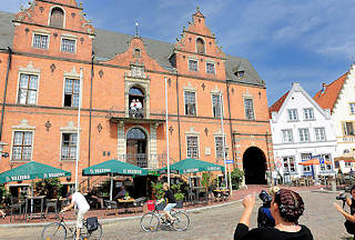 1438 Glückstädter Rathaus - erbaut 1874; errichtet nach dem historischen Vorbild des Vorgängergebäudes von 1643.