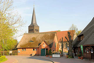 0682 Hengststation und Haselauer Landhaus; im Hintergrund der Kirchtturm der Heiligen Dreiknigs Kirche.