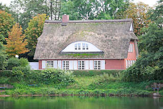 9938 Kulturkate Beckersberg in Henstedt Ulzburg; reetgedeckter Veranstaltungsort am Naturbad.