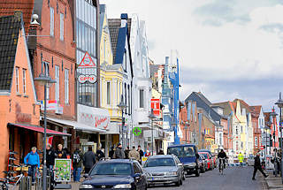 0766 Hausfassaden historischer Gebude in der Nordseestadt Husum - verschiedenfarbige Gestaltung; Architektur in der Norderstrasse.