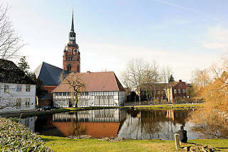 6832 Klosterhof in Itzehoe - Nordseite der St. Laurentii Kirche - Zisterzienserinnen Kloster; erbaut Anfang des 14. Jahrhunderts.