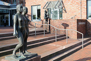 6884 Eingang Landgericht Itzehoe - Bronzeskulpturen, nackte Frauen - "Drei Figuren in Beziehung", 1989 - Bildhauer Edgar Augustin.