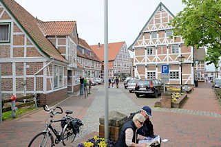 1068 Altstadt von Jork, Altes Land - Geschfte / Fachwerkhuser, Touristen.