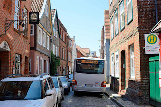 5111 Busverkehr in den schmalen Gassen von Lauenburg - ein Bus der HVV qult sich durch die Elbstrae.